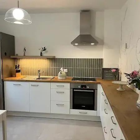 Mit Gemuetlichen Freisitz Fuer Bis Zu 9 Personen *